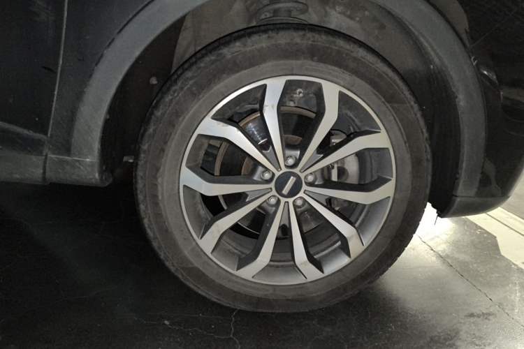 Used Wey VV6 2018 2.0T Two-Wheel-Drive Ultra-Luxury Version China V Standard Right Front Wheel Hub