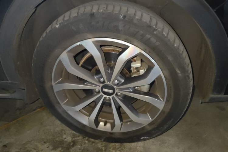 Used Wey VV6 2018 2.0T Two-Wheel-Drive Ultra-Luxury Version China V Standard Right Front Wheel Hub