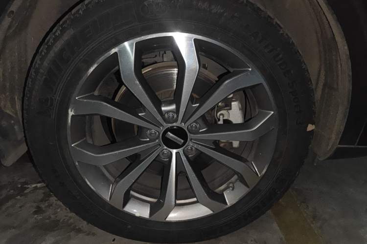 Used Wey VV6 2018 2.0T Two-Wheel-Drive Ultra-Luxury Version China V Standard Right Front Wheel Hub