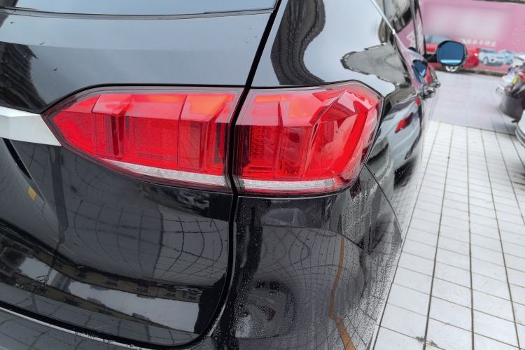 Used Wey VV6 2018 2.0T Two-Wheel-Drive Ultra-Luxury Version China V Standard Right Rear Taillight