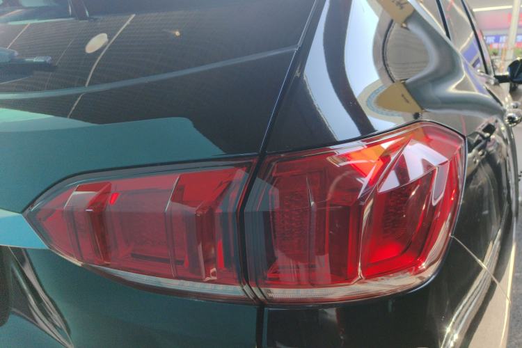 Used Wey VV6 2018 2.0T Two-Wheel-Drive Ultra-Luxury Version China V Standard Right Rear Taillight
