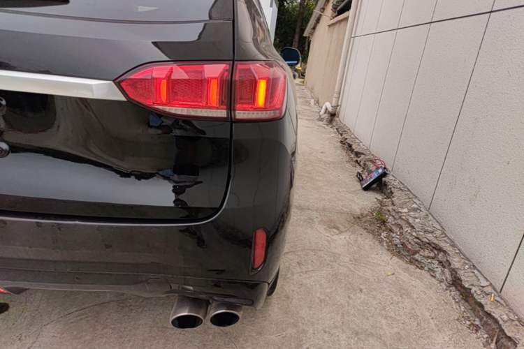Used Wey VV6 2018 2.0T Two-Wheel-Drive Ultra-Luxury Version China V Standard Right Rear Taillight