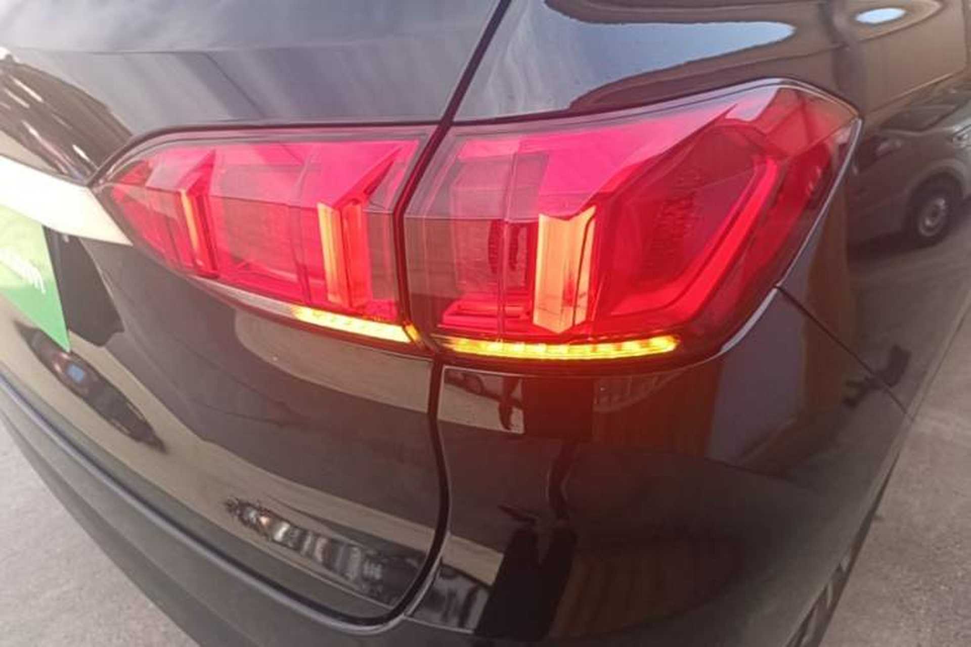 Used Wey VV6 2018 2.0T Two-Wheel-Drive Ultra-Luxury Version China V Standard Right Rear Taillight