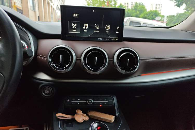 Used Wey VV6 2018 2.0T Two-Wheel-Drive Ultra-Luxury Version China V Standard Audio And AC Panel