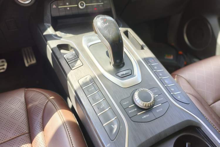 Used Wey VV6 2018 2.0T Two-Wheel Drive Flagship Version China V Standard Gear Lever
