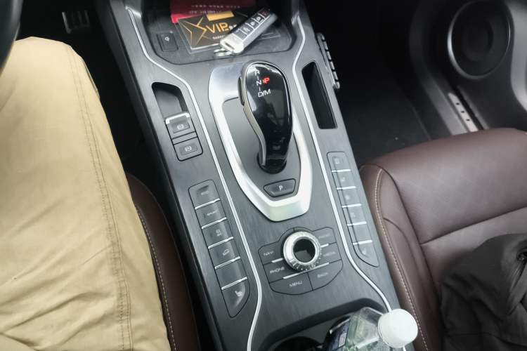 Used Wey VV6 2018 2.0T Two-Wheel-Drive Ultra-Luxury Version China V Standard Gear Lever