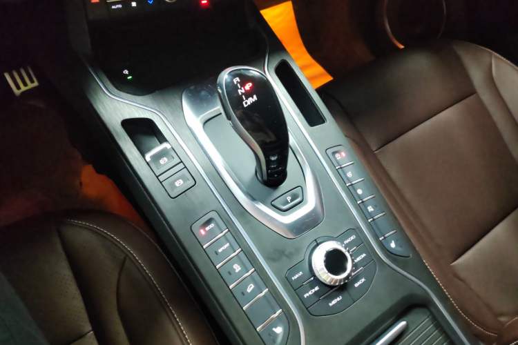 Used Wey VV6 2018 2.0T Two-Wheel-Drive Ultra-Luxury Version China V Standard Gear Lever