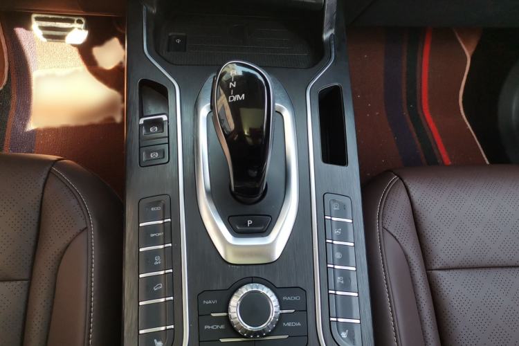Used Wey VV6 2018 2.0T Two-Wheel-Drive Ultra-Luxury Version China V Standard Gear Lever