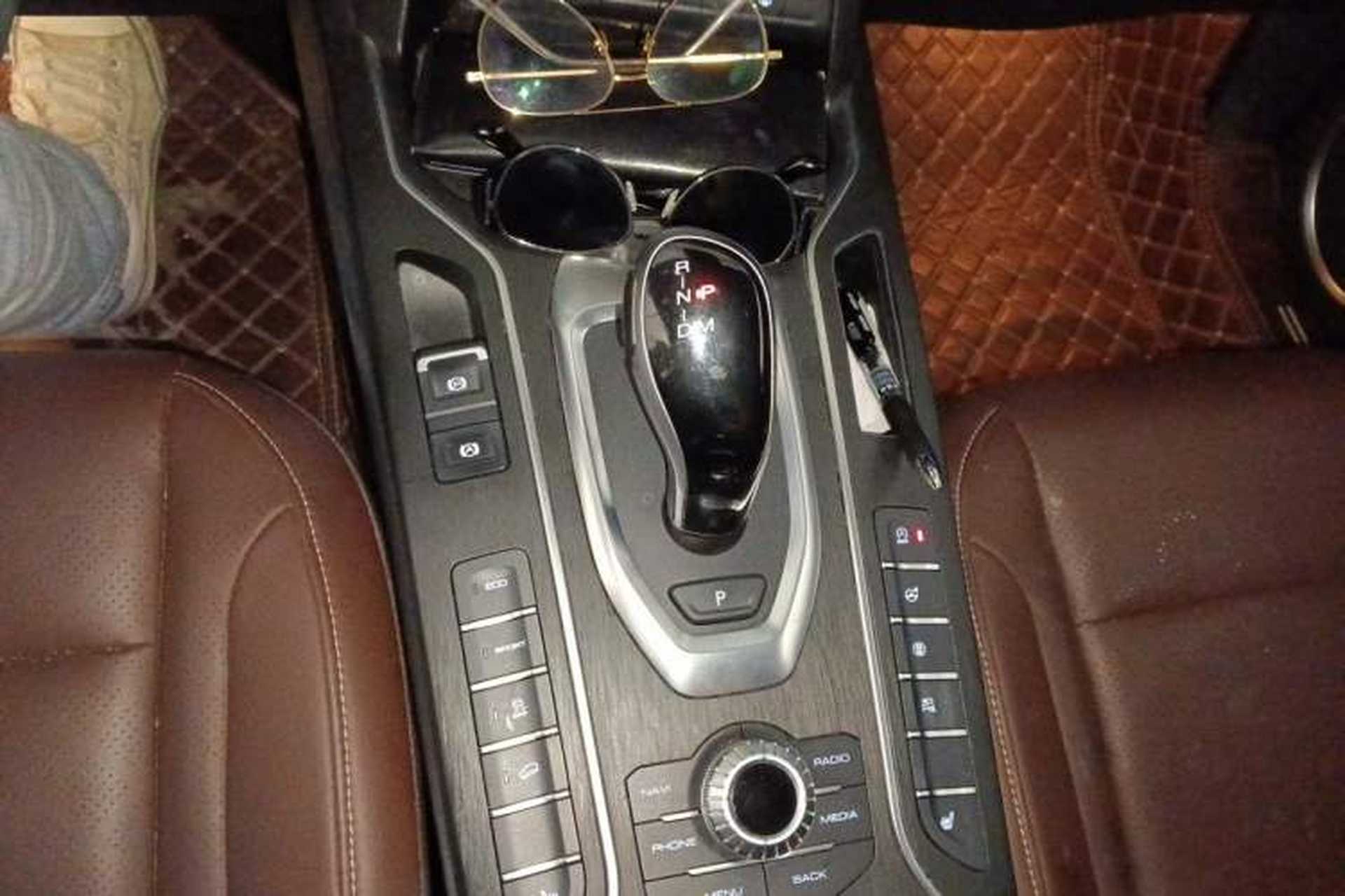 Used Wey VV6 2018 2.0T Two-Wheel-Drive Ultra-Luxury Version China V Standard Gear Lever