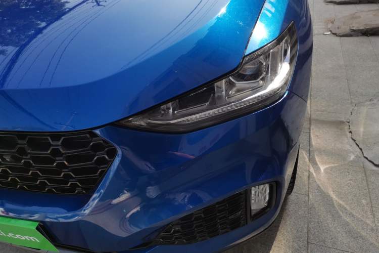 Used Wey VV6 2018 2.0T Two-Wheel-Drive Ultra-Luxury Version China V Standard Left Front Headlight