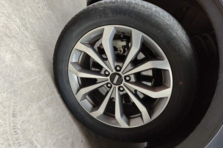 Used Wey VV6 2018 2.0T Two-Wheel-Drive Ultra-Luxury Version China V Standard Left Front Wheel Hub