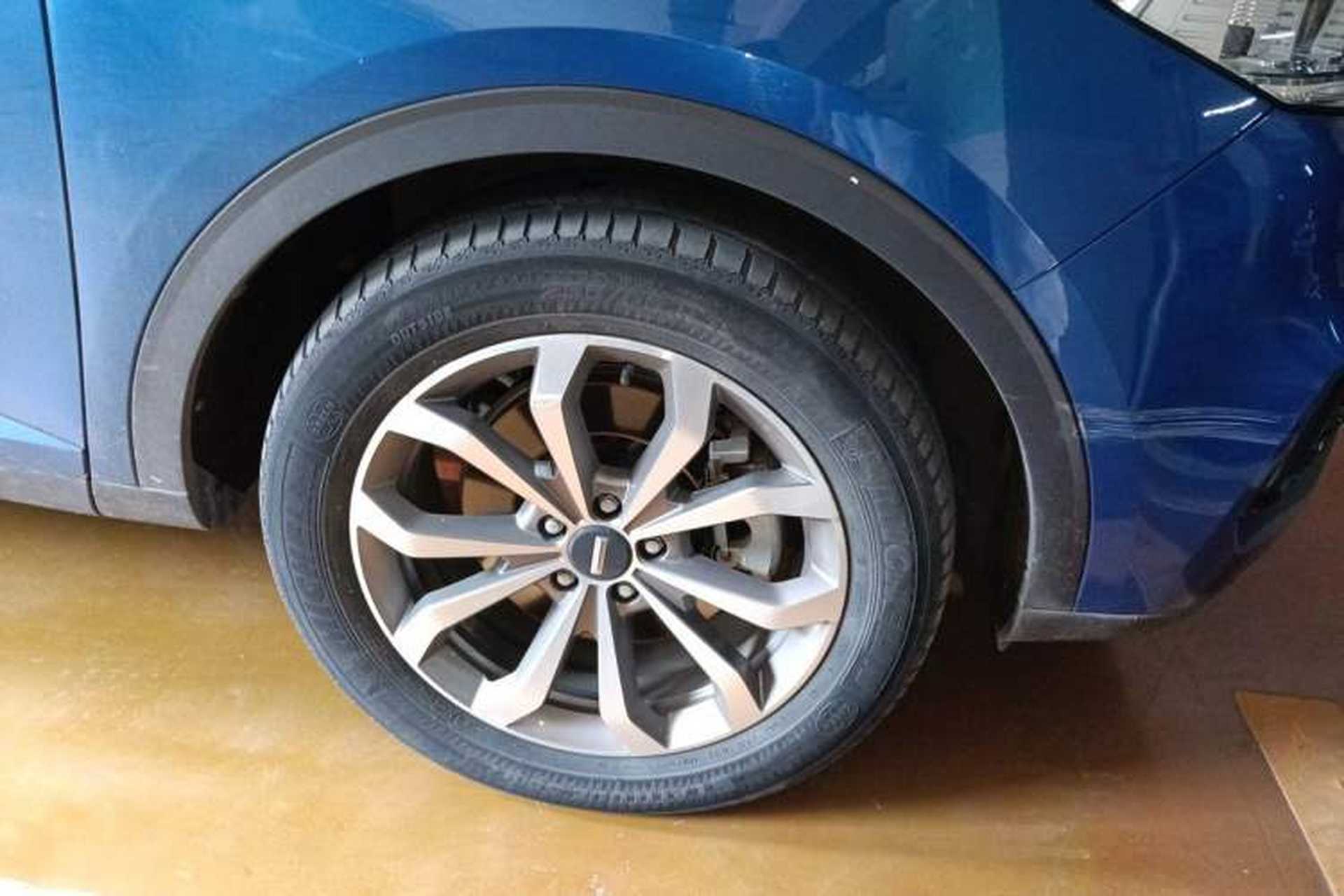 Used Wey VV6 2018 2.0T Two-Wheel-Drive Ultra-Luxury Version China V Standard Right Front Wheel Hub
