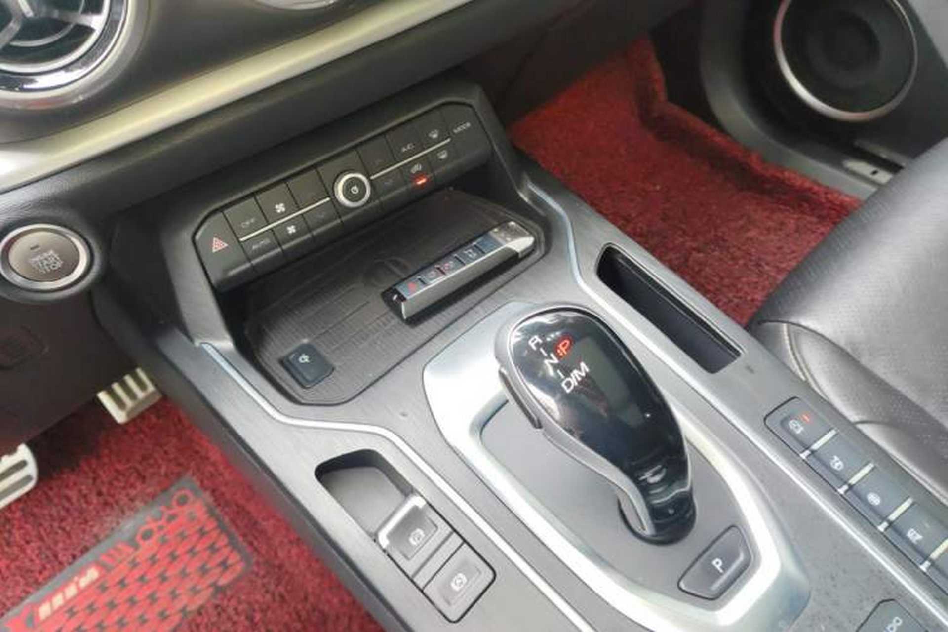 Used Wey VV6 2018 2.0T Two-Wheel-Drive Ultra-Luxury Version China V Standard Gear Lever