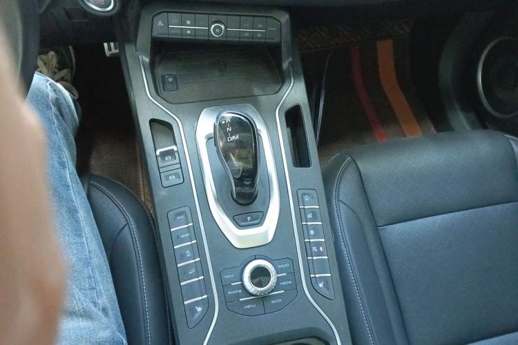 Used Wey VV6 2018 2.0T Two-Wheel-Drive Ultra-Luxury Version China V Standard Gear Lever