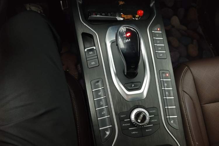 Used Wey VV6 2018 2.0T Four-Wheel Drive Ultra-Luxury Version China V Standard Gear Lever