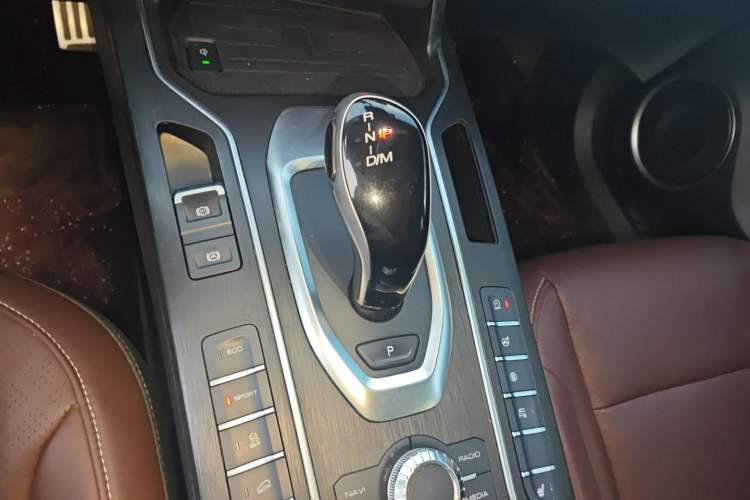 Used Wey VV6 2018 2.0T Two-Wheel-Drive Ultra-Luxury Version China V Standard Gear Lever