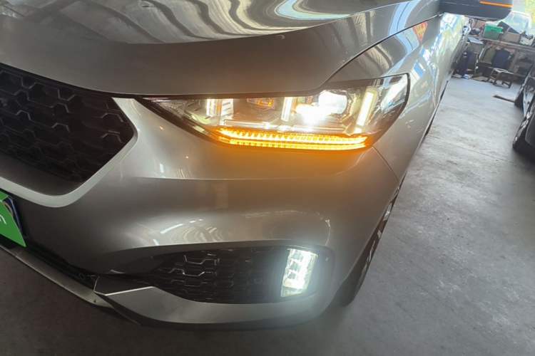 Used Wey VV6 2018 2.0T Two-Wheel-Drive Ultra-Luxury Version China V Standard Left Front Headlight