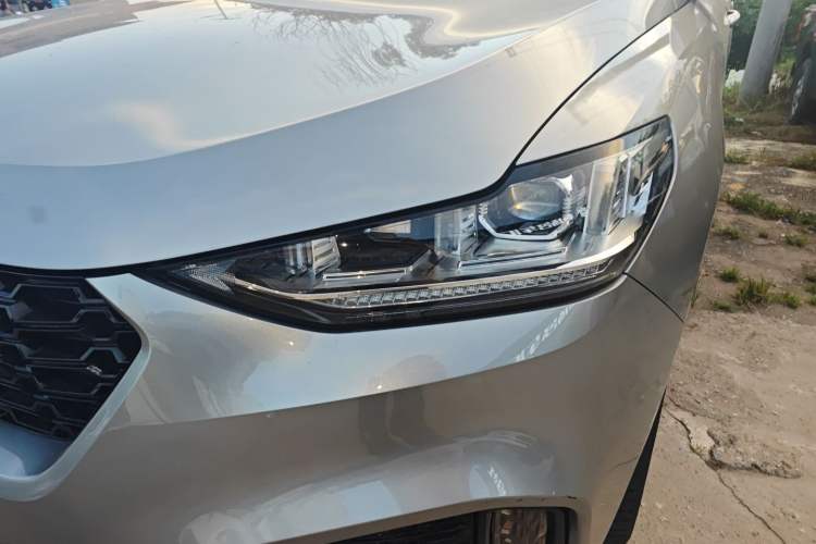 Used Wey VV6 2018 2.0T Two-Wheel-Drive Ultra-Luxury Version China V Standard Left Front Headlight