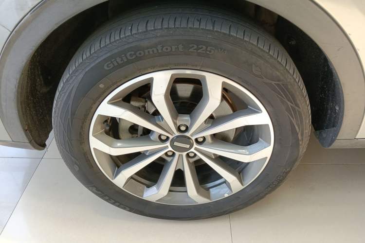 Used Wey VV6 2018 2.0T Two-Wheel-Drive Ultra-Luxury Version China V Standard Left Front Wheel Hub