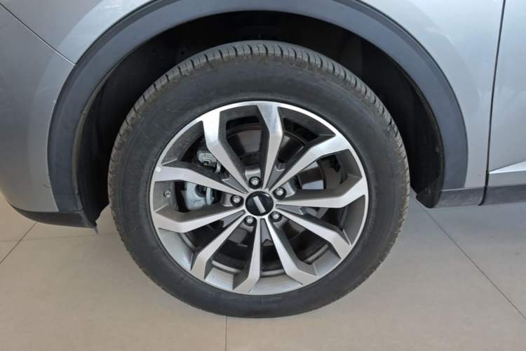 Used Wey VV6 2018 2.0T Four-Wheel Drive Ultra-Luxury Version China V Standard Left Front Wheel Hub