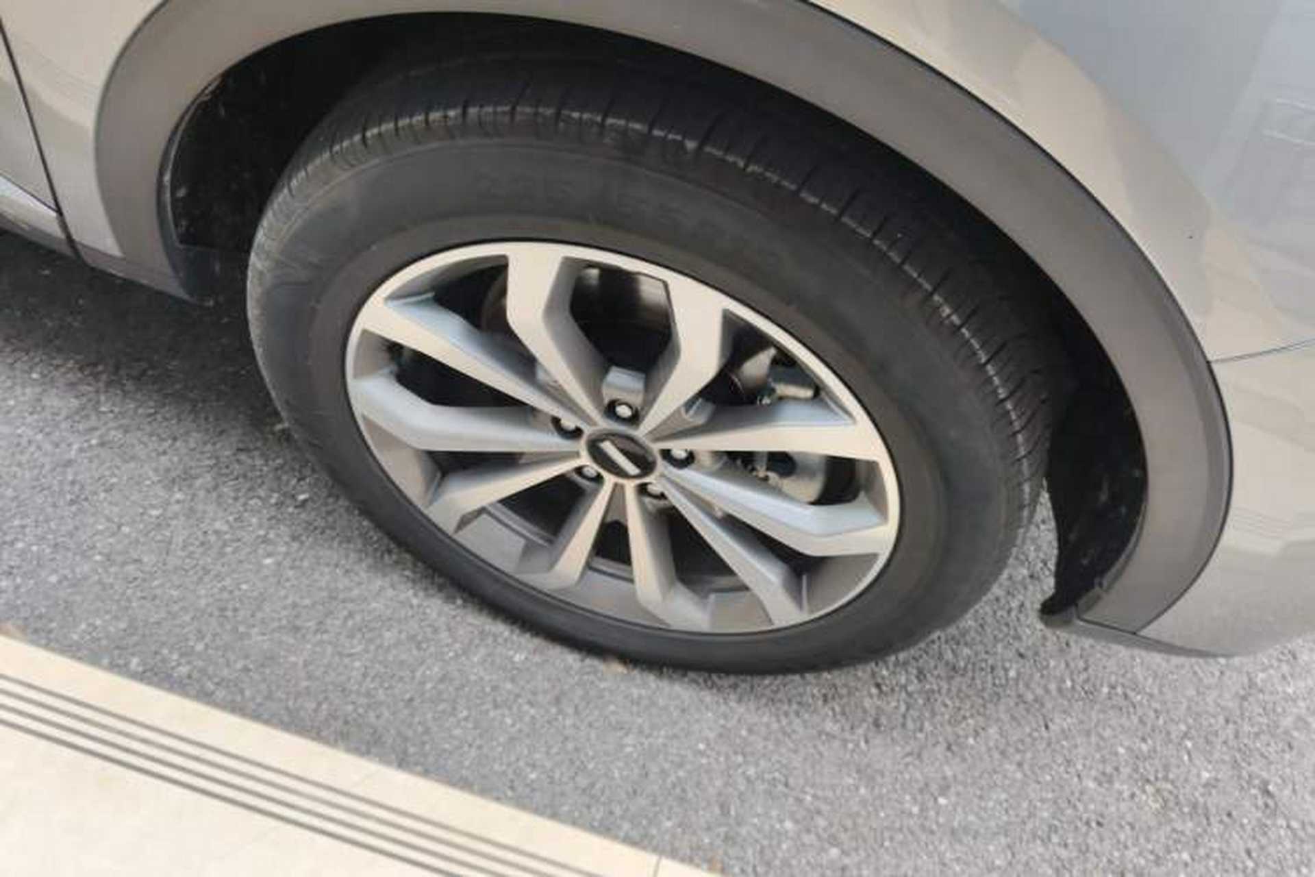 Used Wey VV6 2018 2.0T Two-Wheel-Drive Ultra-Luxury Version China V Standard Right Front Wheel Hub