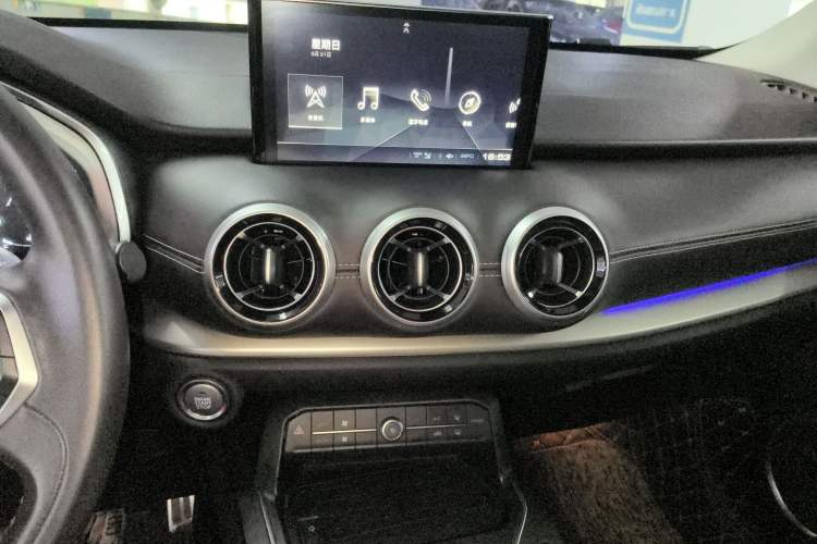 Used Wey VV6 2018 2.0T Two-Wheel-Drive Ultra-Luxury Version China V Standard Audio And AC Panel