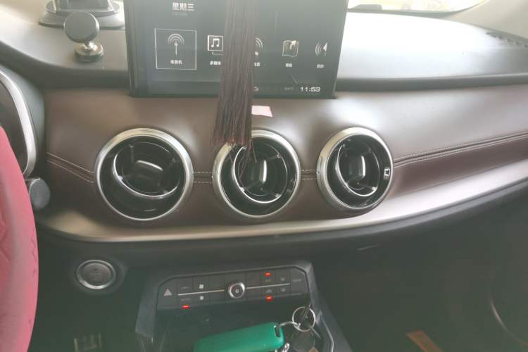 Used Wey VV6 2018 2.0T Two-Wheel-Drive Ultra-Luxury Version China V Standard Audio And AC Panel