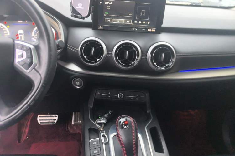 Used Wey VV6 2018 2.0T Two-Wheel-Drive Ultra-Luxury Version China V Standard Audio And AC Panel
