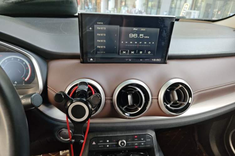 Used Wey VV6 2018 2.0T Two-Wheel-Drive Ultra-Luxury Version China V Standard Audio And AC Panel