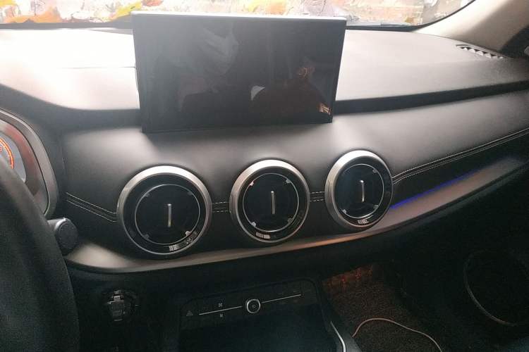 Used Wey VV6 2018 2.0T Two-Wheel-Drive Ultra-Luxury Version China V Standard Audio And AC Panel