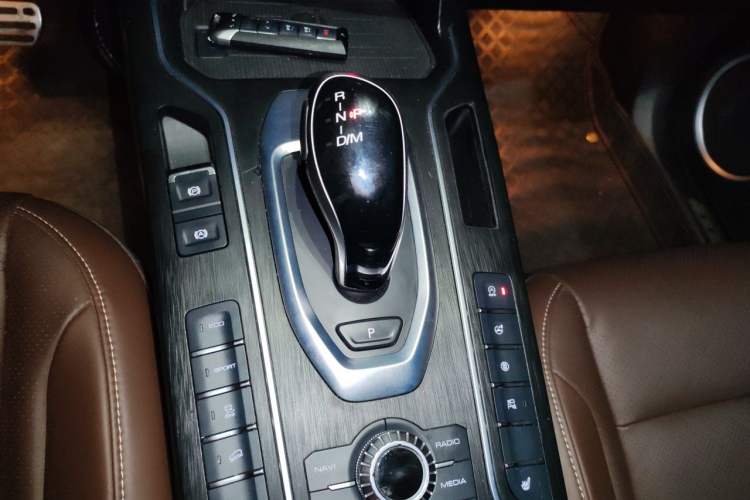 Used Wey VV6 2018 2.0T Two-Wheel-Drive Ultra-Luxury Version China V Standard Gear Lever