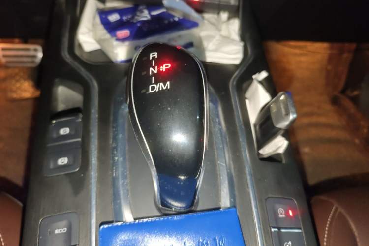 Used Wey VV6 2018 2.0T Two-Wheel-Drive Ultra-Luxury Version China V Standard Gear Lever