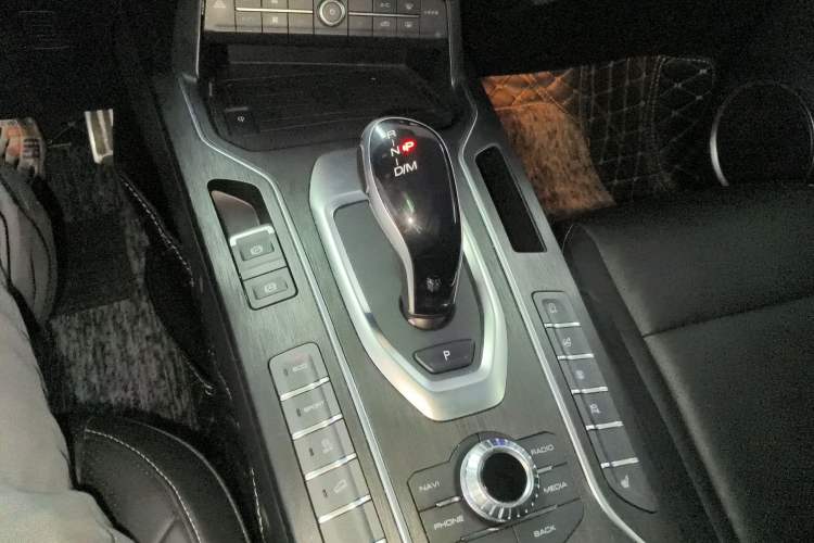 Used Wey VV6 2018 2.0T Two-Wheel-Drive Ultra-Luxury Version China V Standard Gear Lever