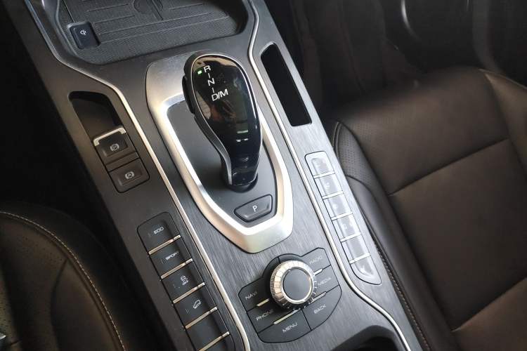 Used Wey VV6 2018 2.0T Two-Wheel-Drive Ultra-Luxury Version China V Standard Gear Lever