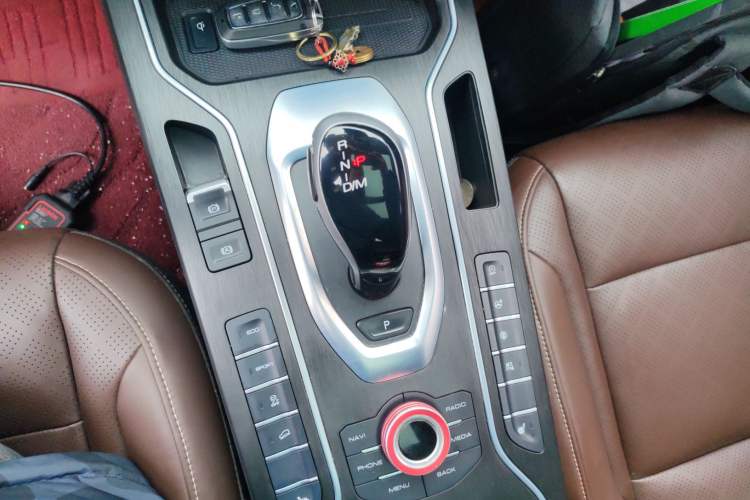 Used Wey VV6 2018 2.0T Two-Wheel-Drive Ultra-Luxury Version China V Standard Gear Lever
