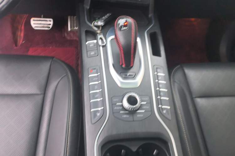 Used Wey VV6 2018 2.0T Two-Wheel-Drive Ultra-Luxury Version China V Standard Gear Lever