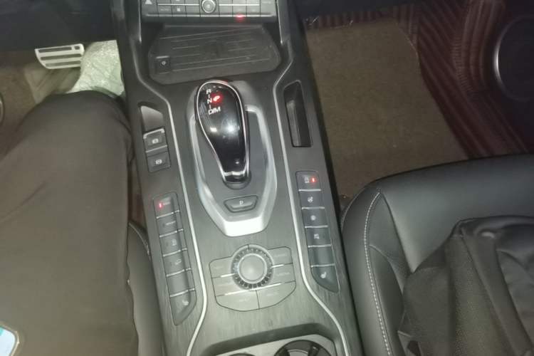 Used Wey VV6 2018 2.0T Two-Wheel-Drive Ultra-Luxury Version China V Standard Gear Lever