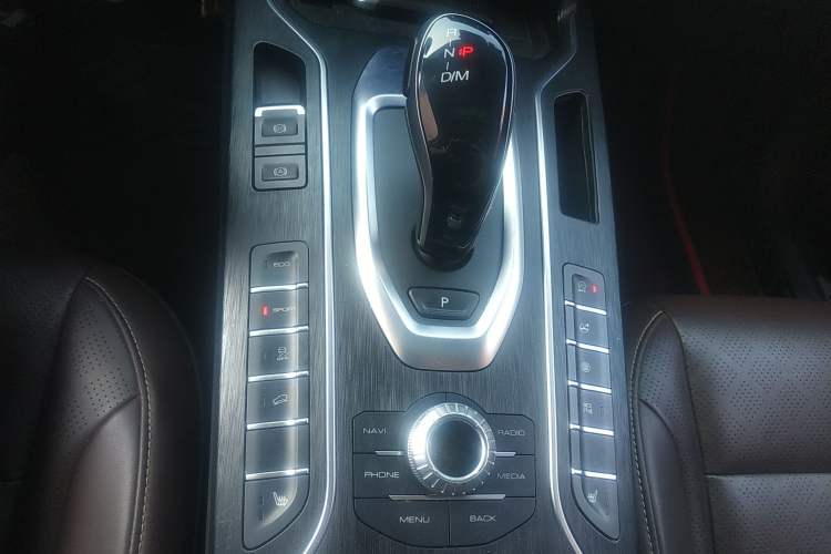 Used Wey VV6 2018 2.0T Two-Wheel-Drive Ultra-Luxury Version China V Standard Gear Lever
