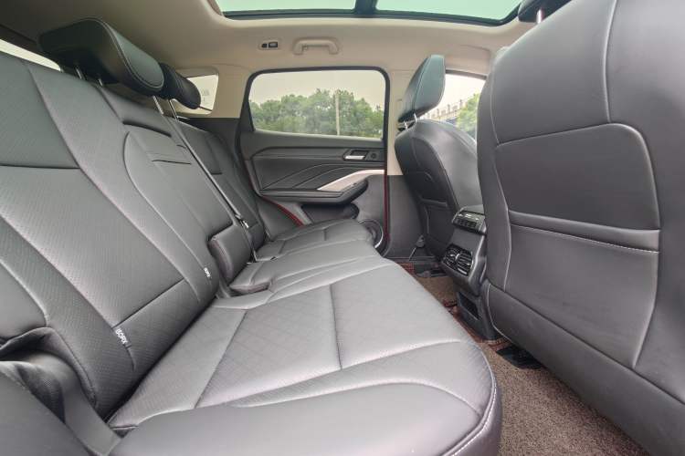 Used Wey VV6 2018 2.0T Two-Wheel-Drive Ultra-Luxury Version China V Standard Interior 4