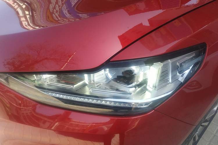 Used Wey VV6 2018 2.0T Two-Wheel-Drive Ultra-Luxury Version China V Standard Left Front Headlight