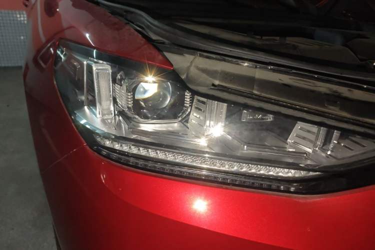 Used Wey VV6 2018 2.0T Two-Wheel-Drive Ultra-Luxury Version China V Standard Right Front Headlight