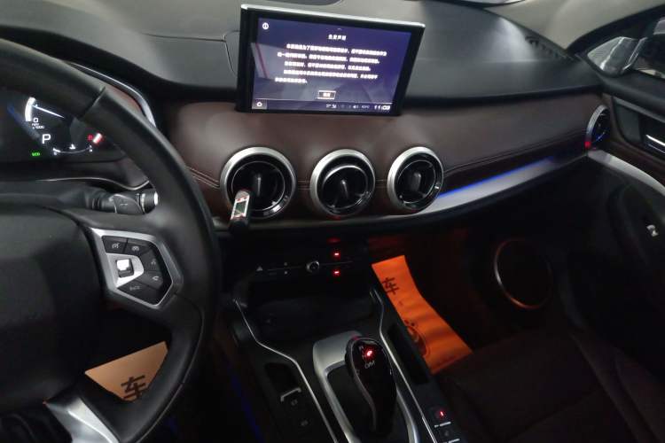Used Wey VV6 2018 2.0T Two-Wheel-Drive Ultra-Luxury Version China V Standard Audio And AC Panel