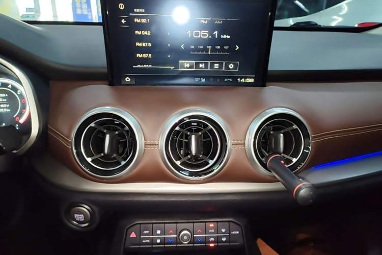 Used Wey VV6 2018 2.0T Two-Wheel-Drive Ultra-Luxury Version China V Standard Audio And AC Panel