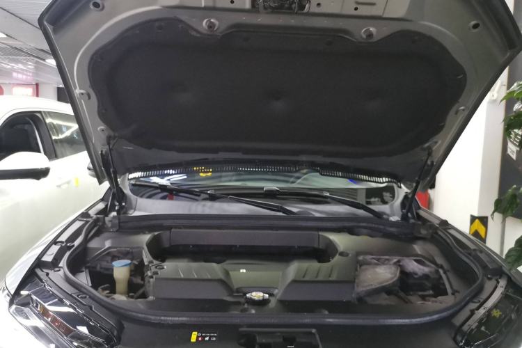 Used Wey VV6 2018 2.0T Two-Wheel-Drive Ultra-Luxury Version China V Standard Engine Bay
