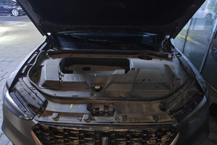 Used Wey VV6 2018 2.0T Four-Wheel Drive Flagship Version China V Standard Engine Bay