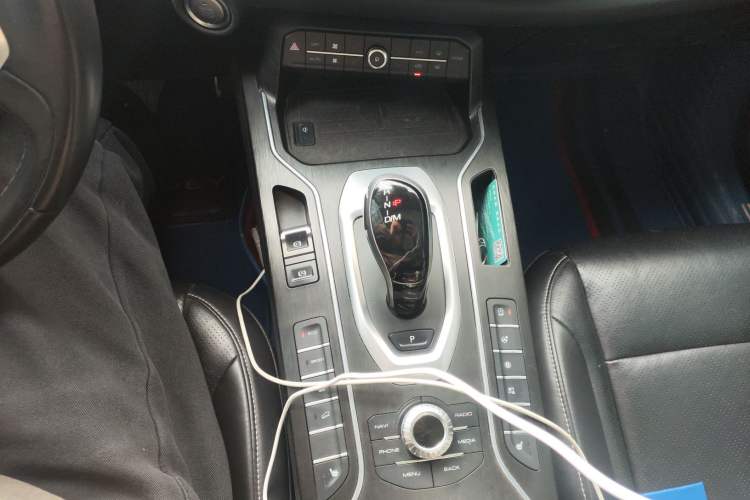 Used Wey VV6 2018 2.0T Two-Wheel-Drive Ultra-Luxury Version China V Standard Gear Lever