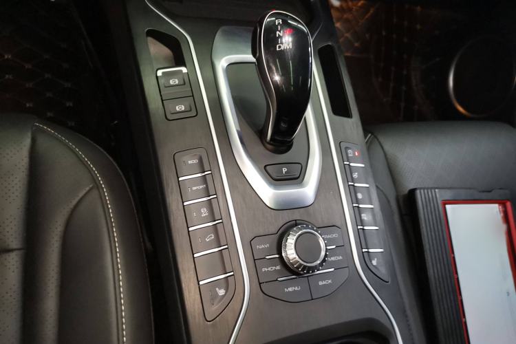 Used Wey VV6 2018 2.0T Two-Wheel-Drive Ultra-Luxury Version China V Standard Gear Lever