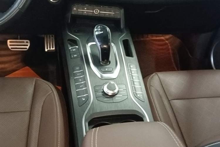 Used Wey VV6 2018 2.0T Two-Wheel-Drive Ultra-Luxury Version China V Standard Gear Lever