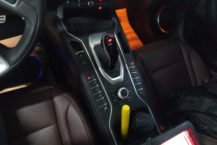 Used Wey VV6 2018 2.0T Two-Wheel-Drive Ultra-Luxury Version China V Standard Gear Lever