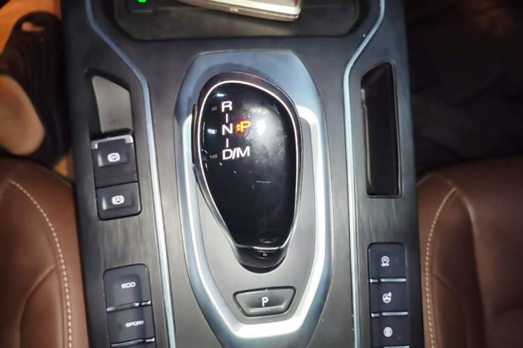 Used Wey VV6 2018 2.0T Two-Wheel-Drive Ultra-Luxury Version China V Standard Gear Lever